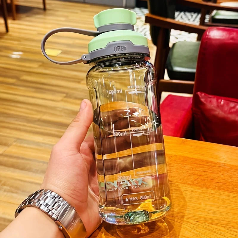 Large-capacity portable water bottle, made of high-transparency, drop-resistant PC material, with a leak-proof handle.