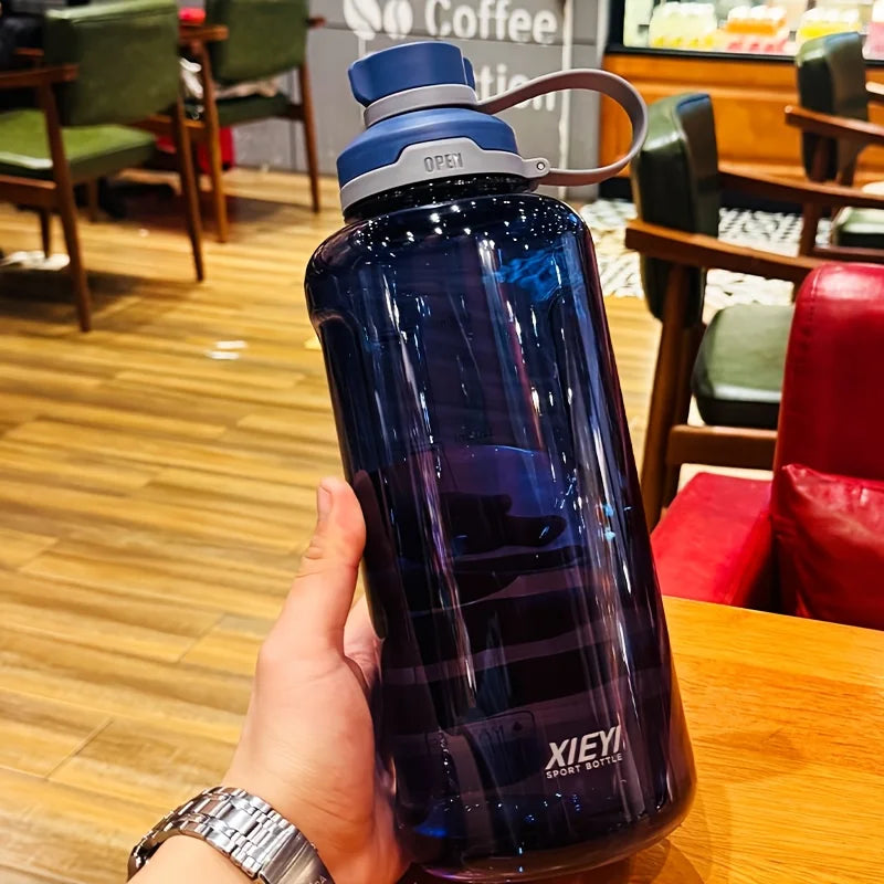 Large-capacity portable water bottle, made of high-transparency, drop-resistant PC material, with a leak-proof handle.