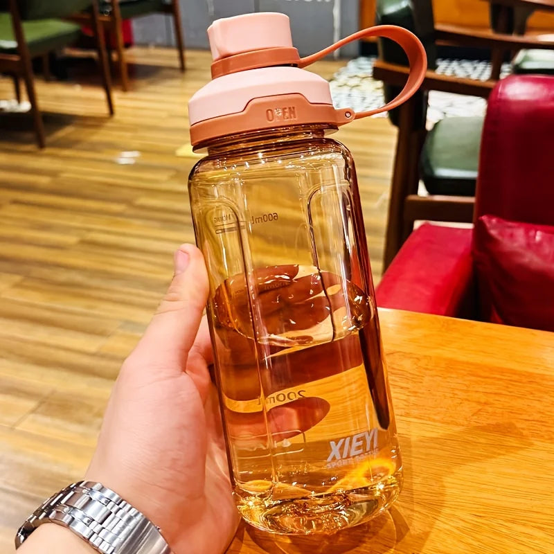 Large-capacity portable water bottle, made of high-transparency, drop-resistant PC material, with a leak-proof handle.