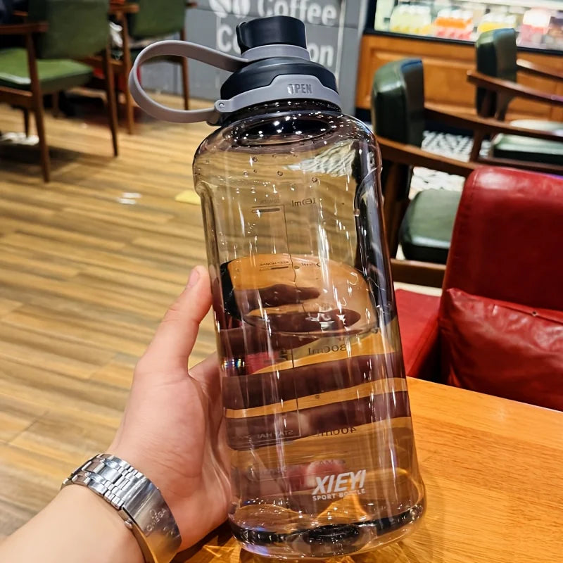 Large-capacity portable water bottle, made of high-transparency, drop-resistant PC material, with a leak-proof handle.
